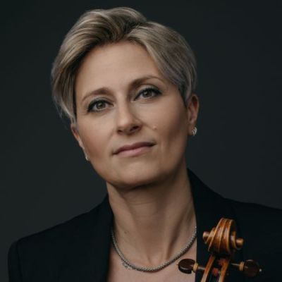 Nadia Debono viola
                    